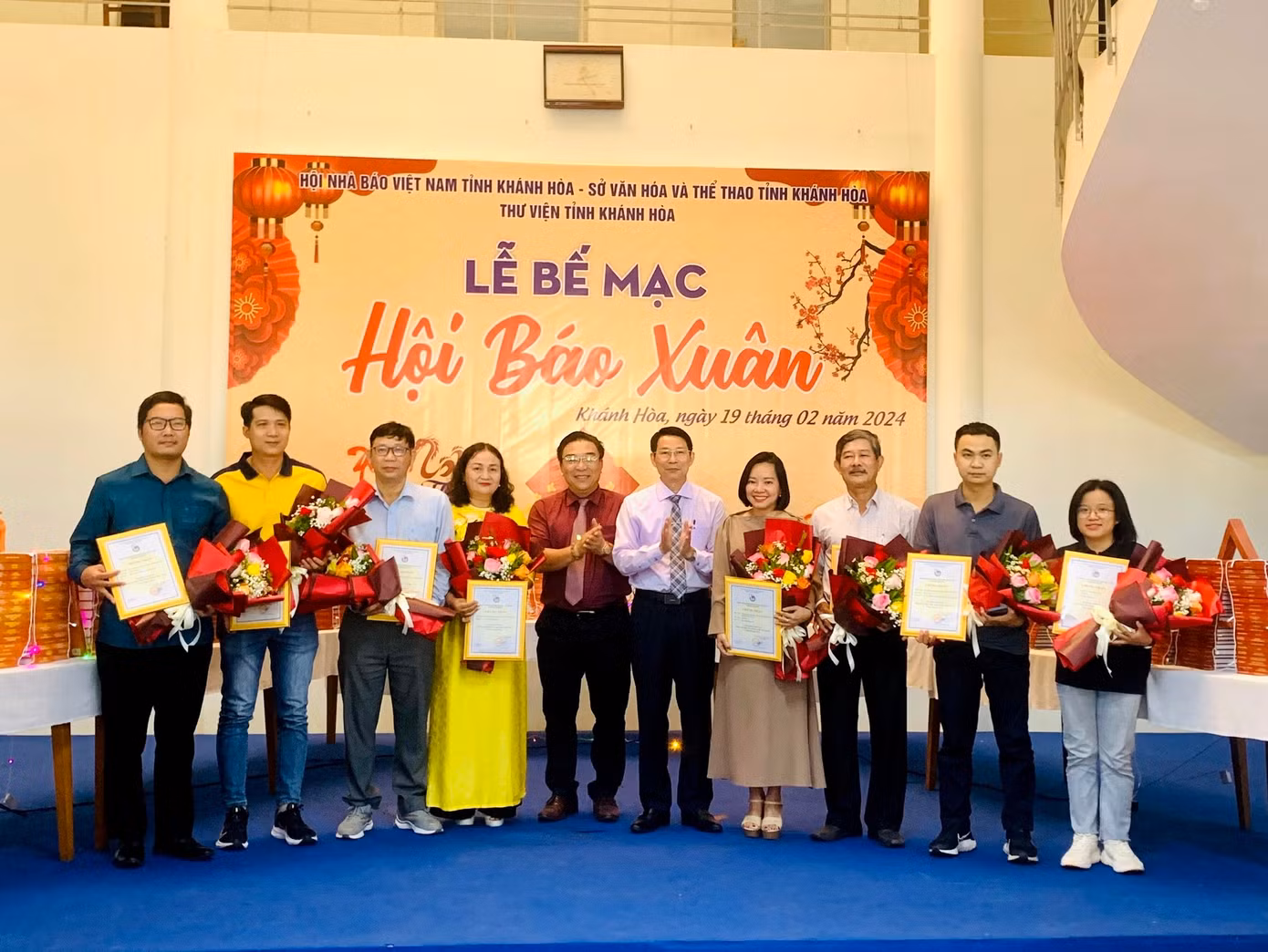Ban tổ chức trao giải cho các tác giả có tác phẩm xuất sắc, trong đó có tác phẩm Chủ tịch “Quốc hội trẻ em” của tác giả Công Hoan đăng trên báo Tiền Phong.