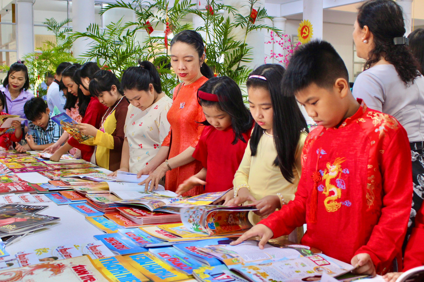 Các bạn học sinh say mê đọc các ấn phẩm báo Xuân đặc sắc. Các bạn học sinh say mê đọc các ấn phẩm báo Xuân đặc sắc.