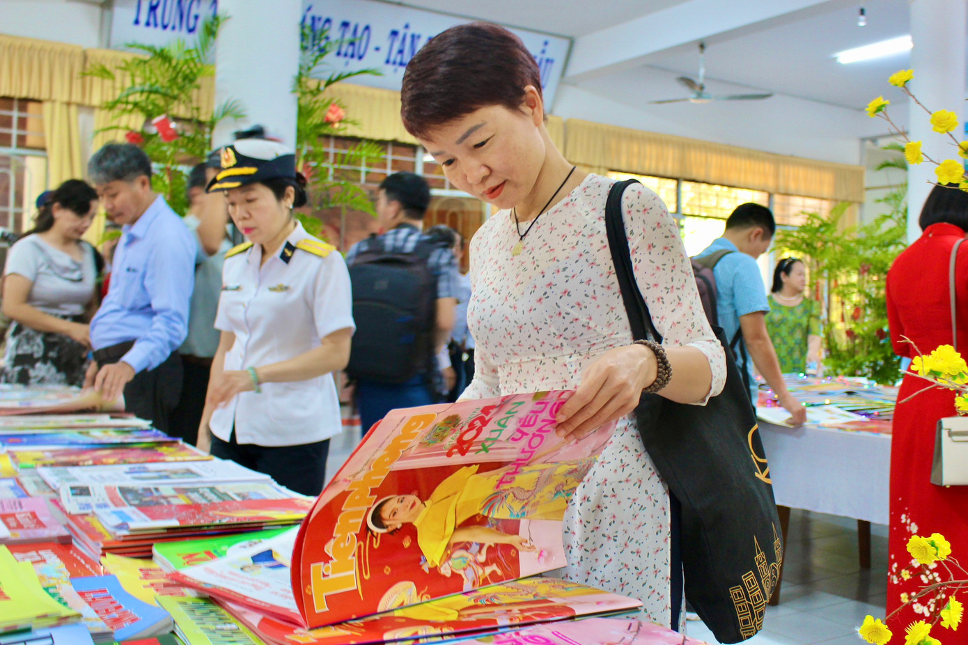 Hội báo Xuân đã thu hút nhiều bạn đọc đến tham quan, đọc báo. Hội báo Xuân đã thu hút nhiều bạn đọc đến tham quan, đọc báo.