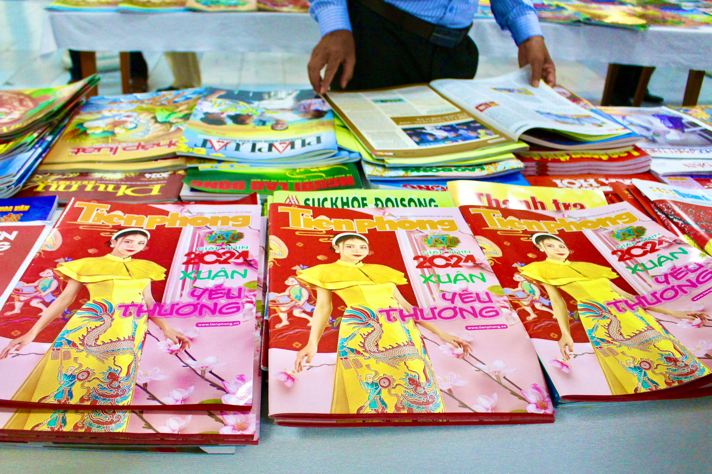 Hội báo xuân không chỉ đem đến cho bạn đọc những sản phẩm chất lượng mà còn là dịp để các cơ quan báo chí giao lưu, lắng nghe ý kiến từ độc giả. Hội báo xuân không chỉ đem đến cho bạn đọc những sản phẩm chất lượng mà còn là dịp để các cơ quan báo chí giao lưu, lắng nghe ý kiến từ độc giả.