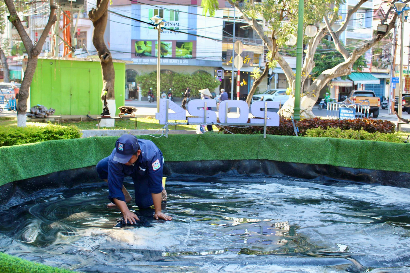 Công nhân đang lau dọn khu vực mô hình bị cháy.