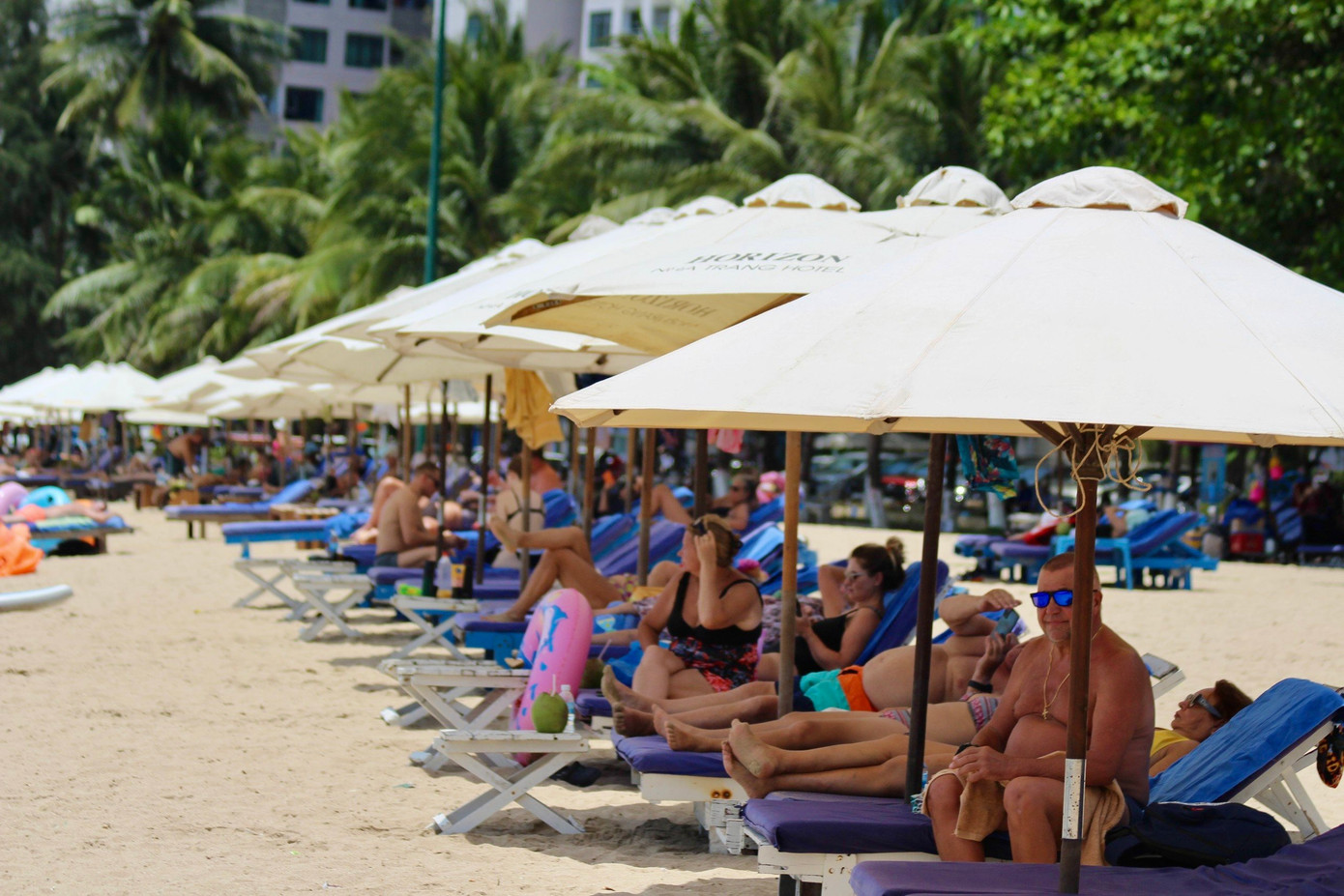 Các chòi nghỉ liên tục kín chỗ.