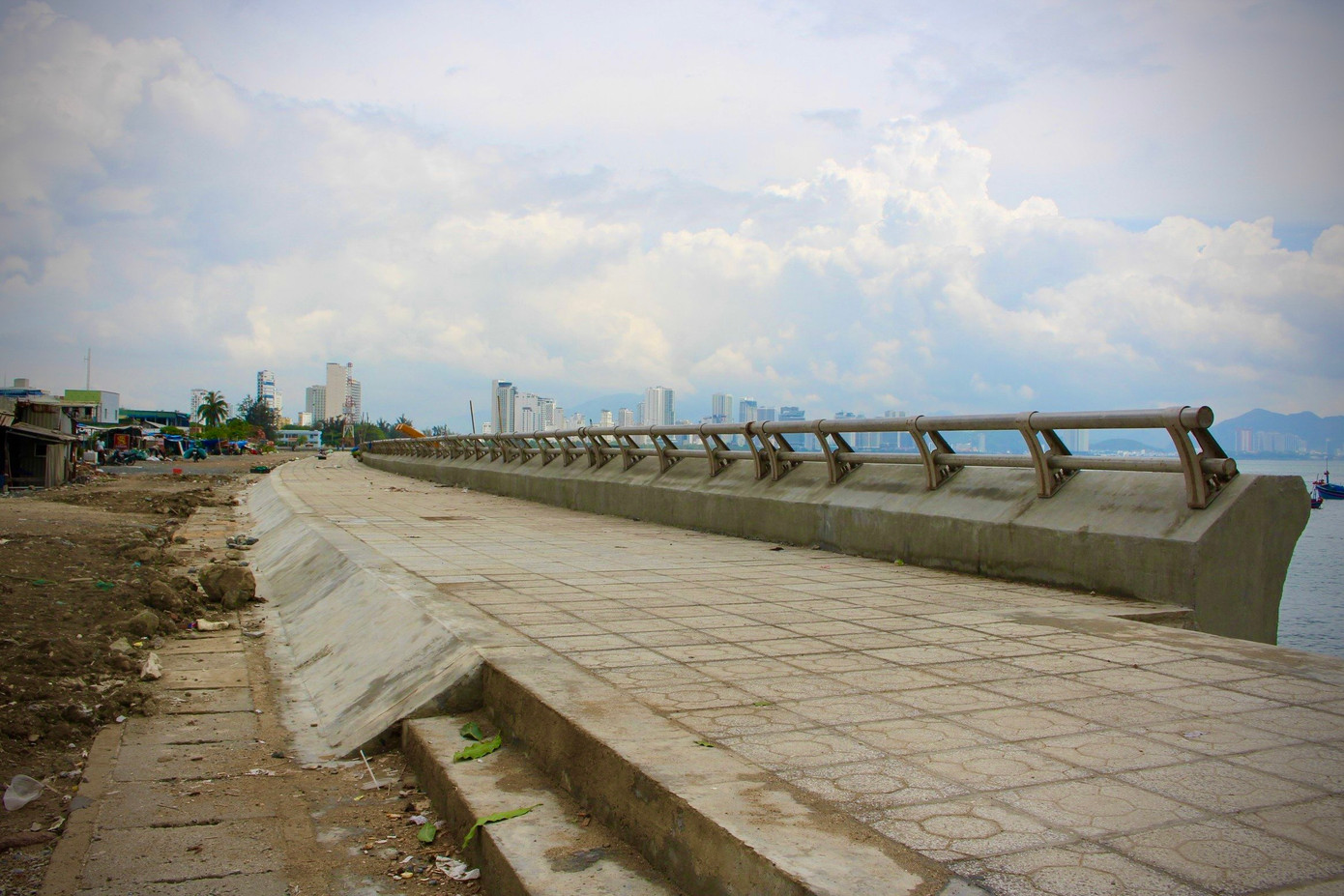 Từ khi bờ kè chắn sóng được xây dựng, người dân nơi đây đã không còn nơm nớp lo sợ bị sóng đánh sập nhà, phải chạy sóng mỗi mùa mưa bão, nhưng trong thâm tâm mỗi người đều mong muốn một nơi ở ổn định hơn. Từ khi bờ kè chắn sóng được xây dựng, người dân nơi đây đã không còn nơm nớp lo sợ bị sóng đánh sập nhà, phải chạy sóng mỗi mùa mưa bão, nhưng trong thâm tâm mỗi người đều mong muốn một nơi ở ổn định hơn.