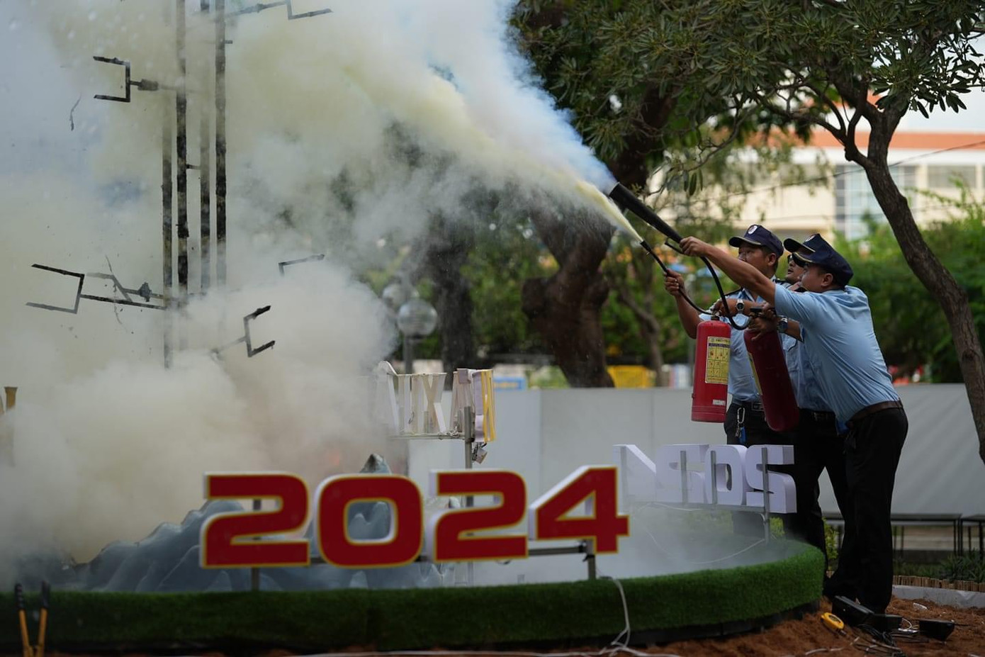 Lực lượng bảo vệ nỗ lực dập tắt đám cháy. Ảnh: Quốc Bảo