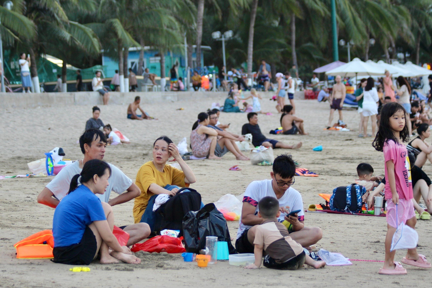 Chỉ cần ra biển Nha Trang, ngồi trò chuyện cùng những người thân yêu đã có thể đem lại cảm giác bình yên, thư giãn sau những ngày làm việc căng thẳng.