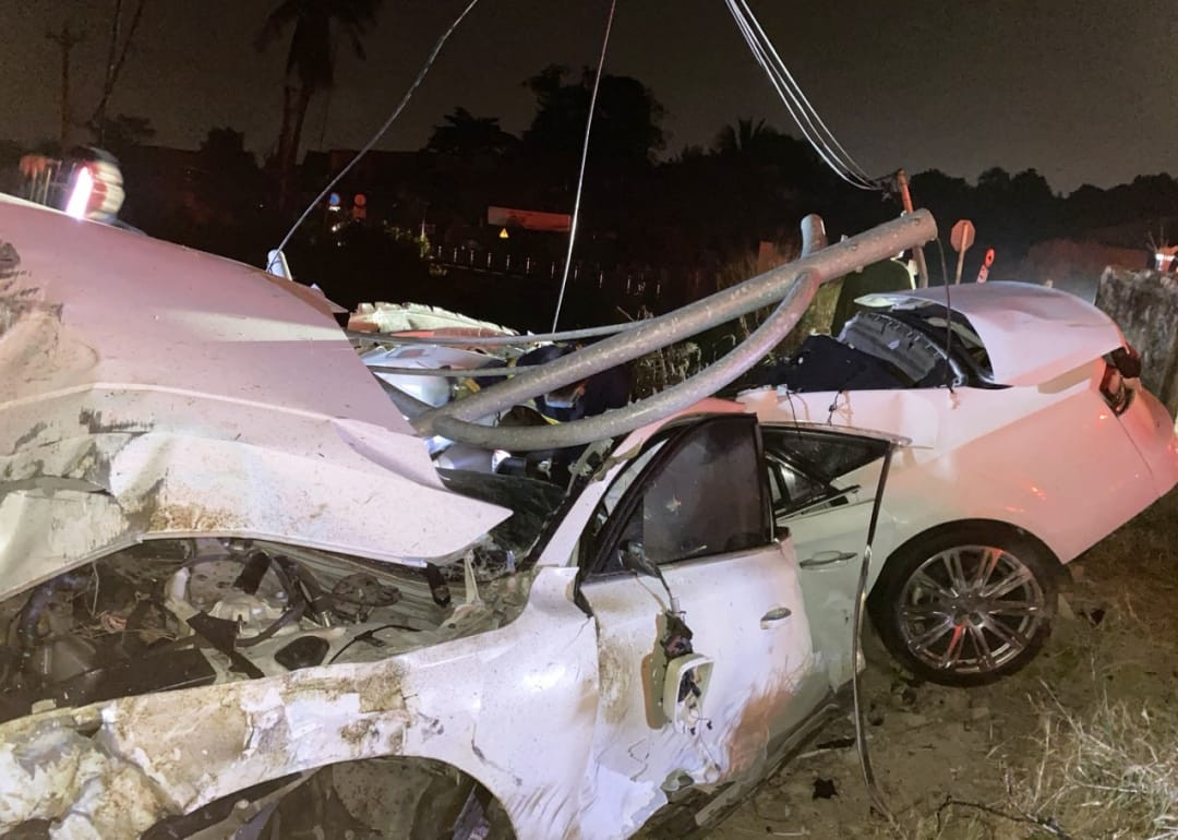 Chiếc xe ô tô bị bẹp dúm sau khi tông mạnh vào vòng xoay. Ảnh: CACC Chiếc xe ô tô bị bẹp dúm sau khi tông mạnh vào vòng xoay. Ảnh: CACC