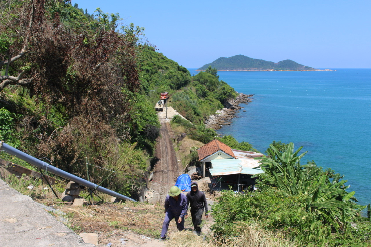 Hàng trăm công nhân nỗ lực khắc phục sự cố sạt lở tại hầm Bãi Gió. Hàng trăm công nhân nỗ lực khắc phục sự cố sạt lở tại hầm Bãi Gió.