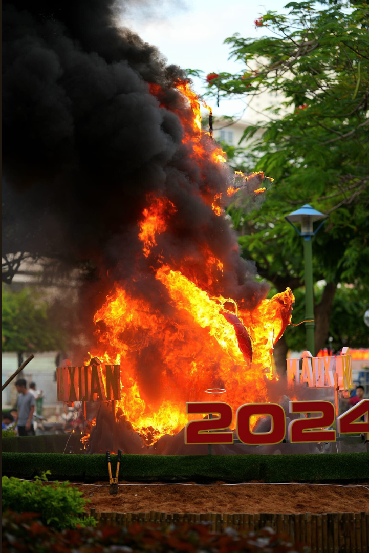 Mô hình bốc cháy chiều 30/1 do bị bắt lửa khi đang thi công. Ảnh: Quốc Bảo