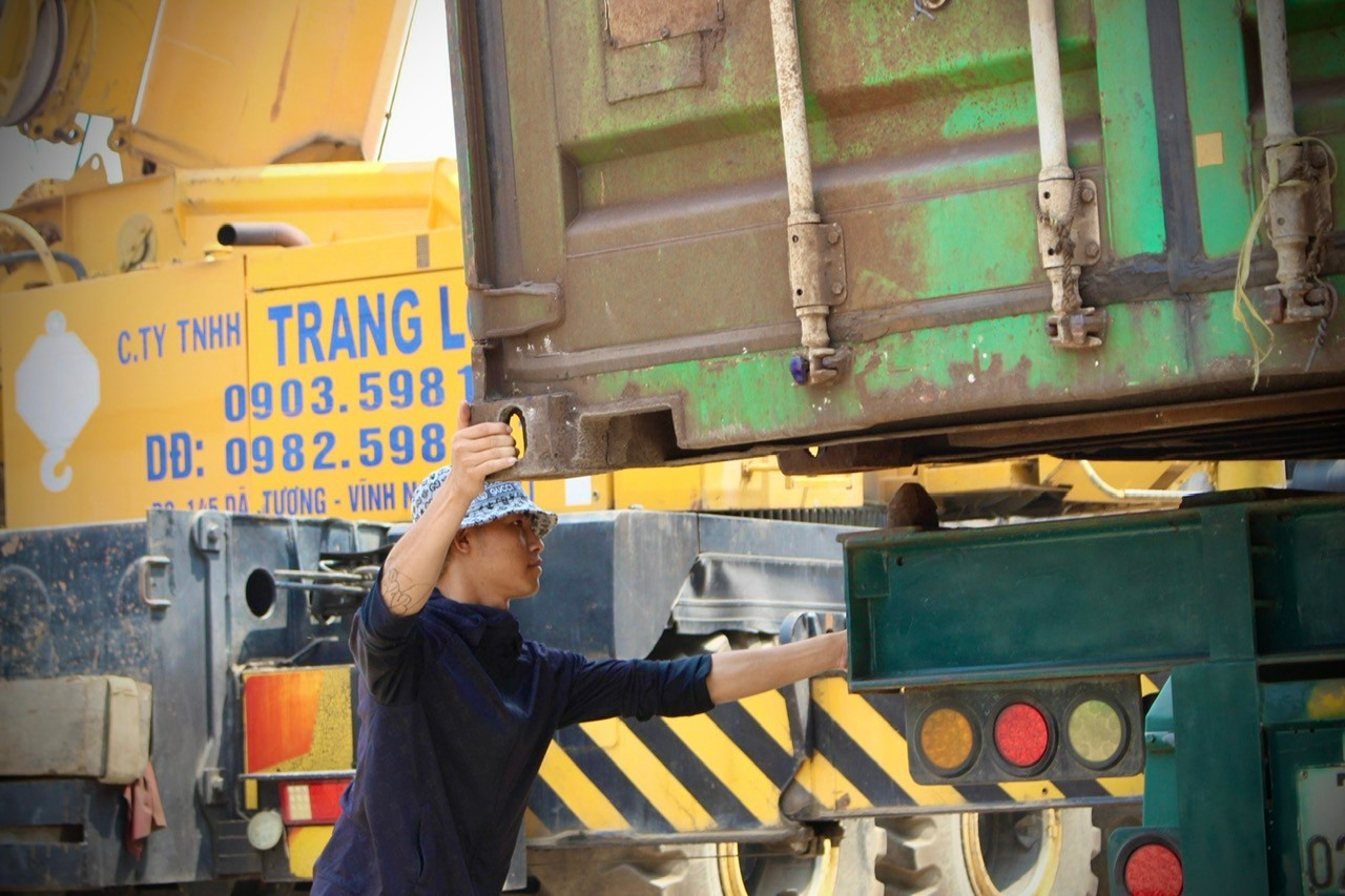 Ông Trần Viết Tuấn (công nhân trung chuyển) cho biết: “Do sạt lở hầm, hàng hóa phải trung chuyển bằng xe tải tại ga này nên tôi đã tham gia ngay từ ngày đầu tiên. Công việc khá nặng, lại dưới thời tiết nắng gắt nên rất mất sức, nhưng vì hàng hóa nhiều nên anh em cũng chia nhau ra làm và tranh thủ nghỉ ngơi”.