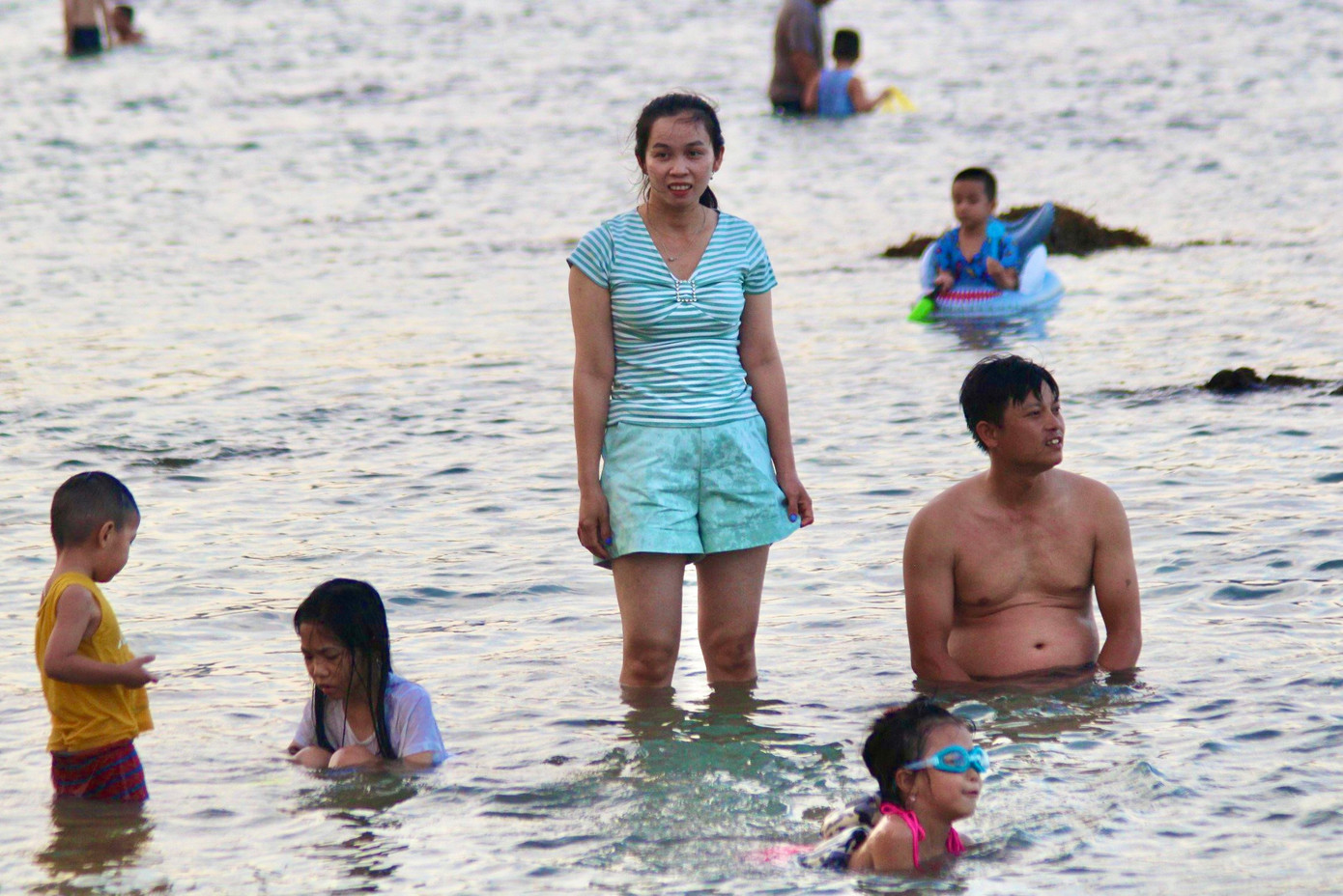 Chị Nguyễn Thị Thùy Trang (du khách đến từ TPHCM) cho biết: “Tôi rất thích biển Nha Trang vì đẹp và sóng êm nên đã cùng gia đình đến đây du lịch trong dịp lễ. Chúng tôi chọn thuê khách sạn không trong trung tâm thành phố nhưng nằm ven biển để tiện ra biển vui chơi”.