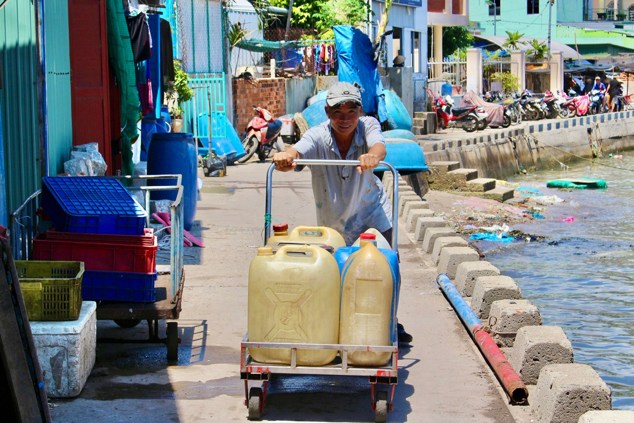 Theo nhiều người dân đảo Trí Nguyên, những ngày qua nhu cầu trữ nước tăng cao nên can nhựa đắt hàng. Các tiểu thương mua can nhựa từ đất liền về và bán lại với mức giá dao động từ 30.000-45.000 đồng. Theo nhiều người dân đảo Trí Nguyên, những ngày qua nhu cầu trữ nước tăng cao nên can nhựa đắt hàng. Các tiểu thương mua can nhựa từ đất liền về và bán lại với mức giá dao động từ 30.000-45.000 đồng.