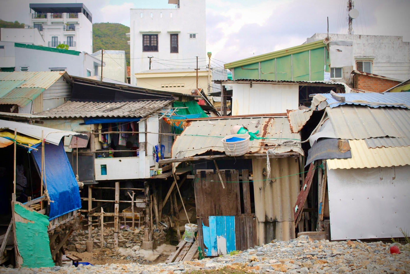 Đây là nơi sinh sống của khoảng 70 hộ dân, nhiều gia đình đã trải qua 3-4 thế hệ. Điểm chung của những căn nhà này là được dựng bằng cọc gỗ và chắp vá bằng nhiều vật liệu khác nhau. Đây là nơi sinh sống của khoảng 70 hộ dân, nhiều gia đình đã trải qua 3-4 thế hệ. Điểm chung của những căn nhà này là được dựng bằng cọc gỗ và chắp vá bằng nhiều vật liệu khác nhau.