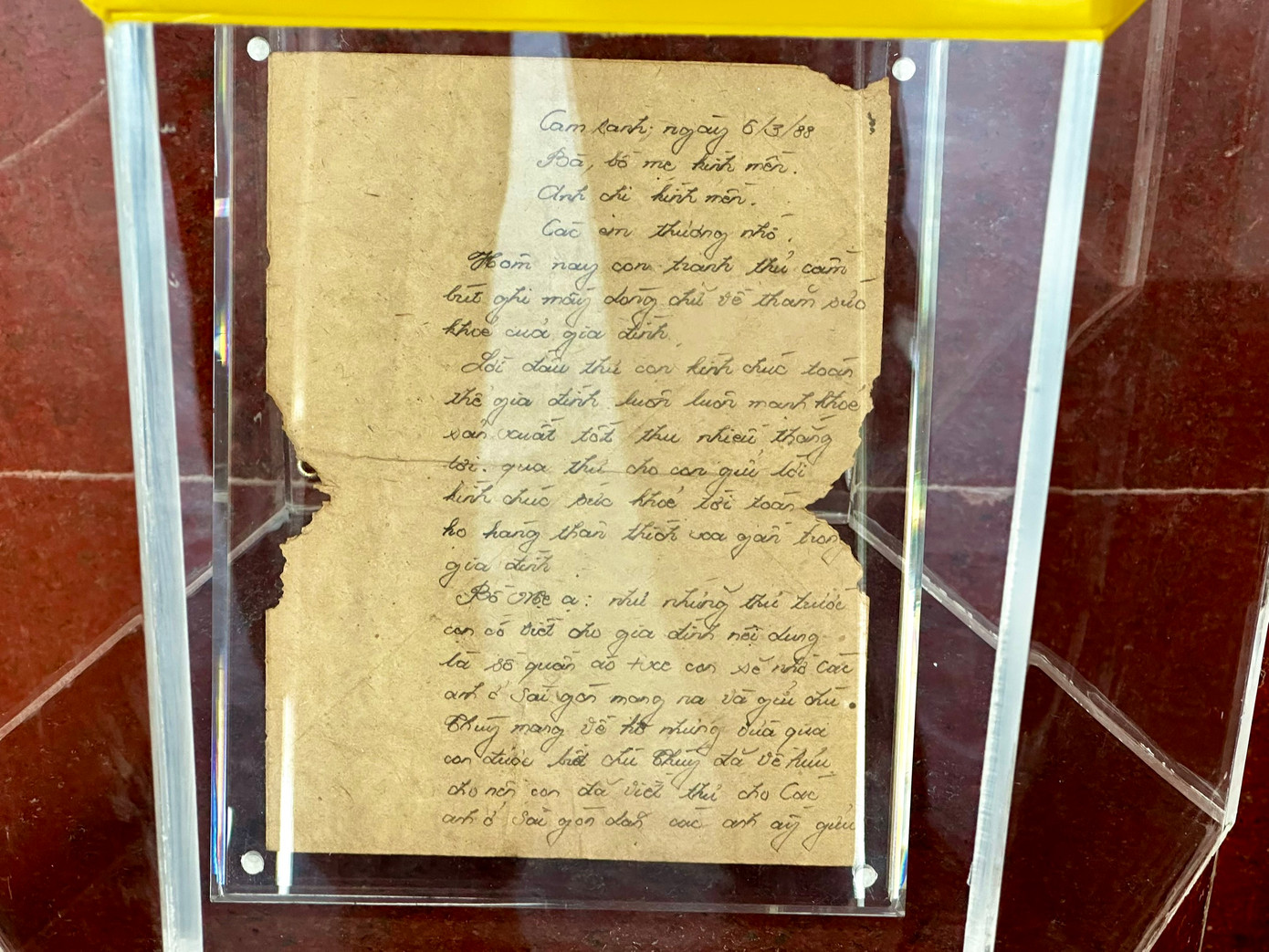 Bức thư đặc biệt tại bảo tàng Gạc Ma. Đây là bức thư cuối cùng của liệt sĩ Nguyễn Văn Phương (tỉnh Thái Bình). Những trang giấy đã ngả màu cát, bức thư được liệt sĩ gửi về gia đình trước khi ra quần đảo Trường Sa, viết tại Cam Ranh ngày 6/3/1988. Bức thư này được đích thân mẹ liệt sĩ trao tặng cho Khu tưởng niệm Chiến sĩ Gạc Ma.