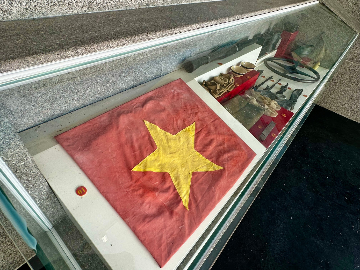 Lá cờ Tổ quốc mà các chiến sĩ Gạc Ma đã anh dũng bảo vệ trong sự kiện ngày 14/3/1988 được lưu giữ trang trọng.