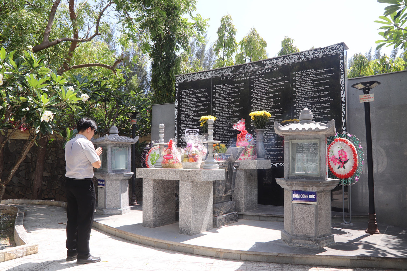 Khu vực tâm linh nhất của Khu tưởng niệm Chiến sĩ Gạc Ma là mộ gió. Mộ không có hài cốt, chỉ nhờ gió đưa hương hồn các anh hội tụ về đây nên được gọi là mộ gió. Trước mộ đặt bia tưởng niệm, ghi danh 64 liệt sĩ hi sinh tại đá Gạc Ma.