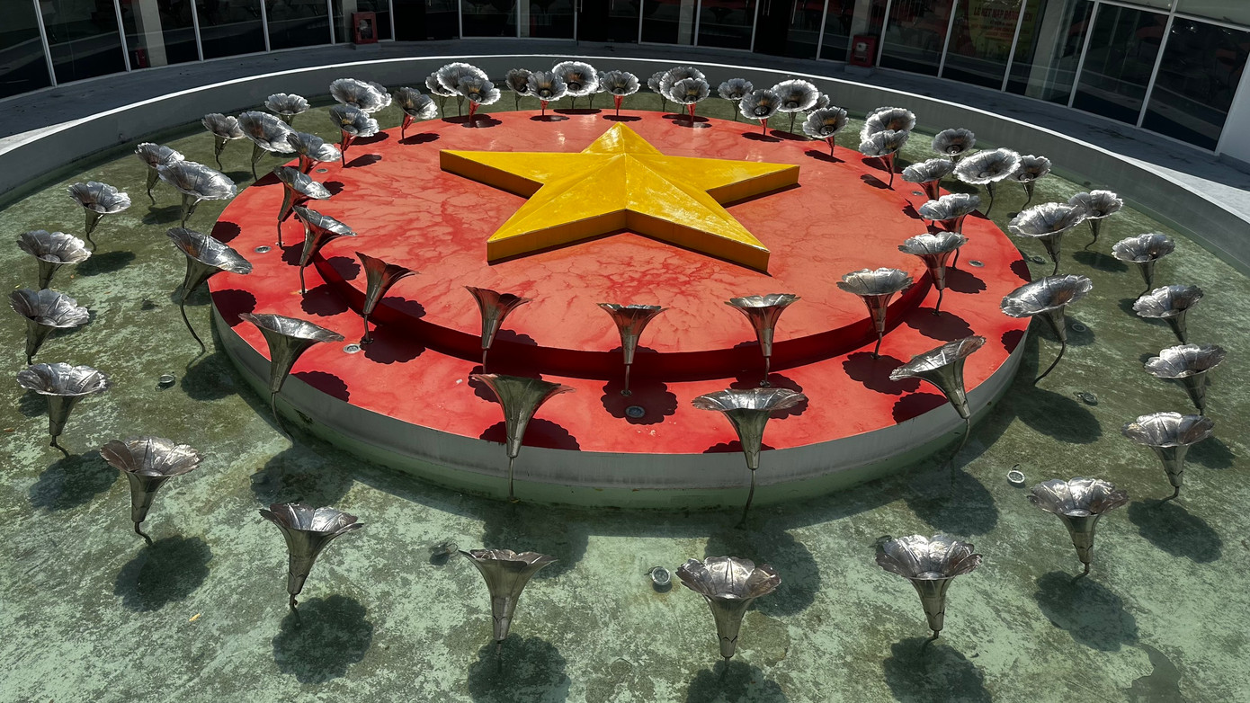 Hồ nước “Vòng tròn bất tử” thiêng liêng với 64 đóa hoa, tượng trưng cho 64 người con anh dũng cùng ôm lấy lá cờ đỏ và ngôi sao vàng năm cánh nổi trên mặt nước.