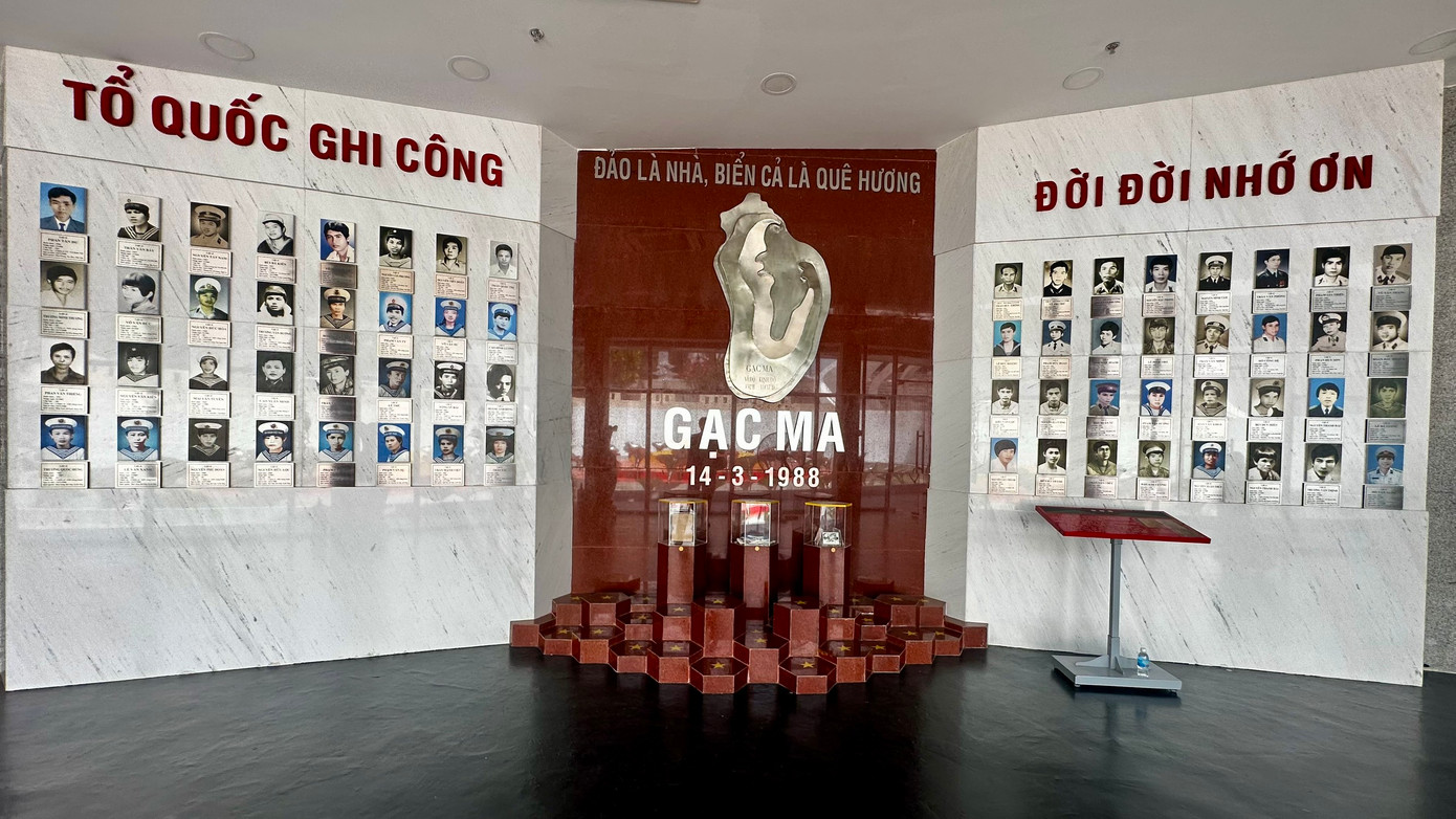 Một trong những không gian gây nhiều xúc động tại Khu tưởng niệm Chiến sĩ Gạc Ma là bảo tàng Gạc Ma. Nằm ở vị trí trung tâm, khu trưng bày ngầm gồm ba phần: Quần đảo Hoàng Sa, quần đảo Trường Sa, biển đảo Việt Nam; chiến sĩ Gạc Ma và sự kiện ngày 14/3/1988; Công đoàn Việt Nam với biển, đảo của Tổ quốc. Đây cũng là nơi bảo quản, lưu giữ những hiện vật liên quan đến cuộc đời và gia đình các liệt sĩ Gạc Ma.