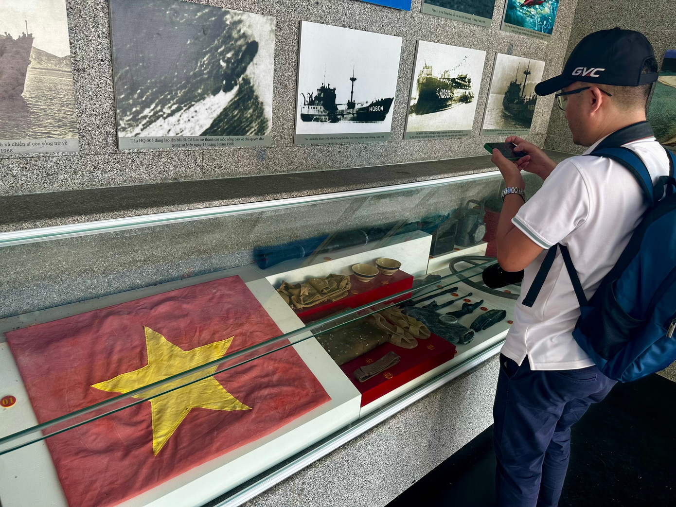 Đối với gia đình các thân nhân liệt sĩ, đến đây họ như bắt gặp lại người thân qua từng chiếc balô, chiếc áo lính hay những lá thư tha thiết gửi về cha mẹ từ đơn vị.