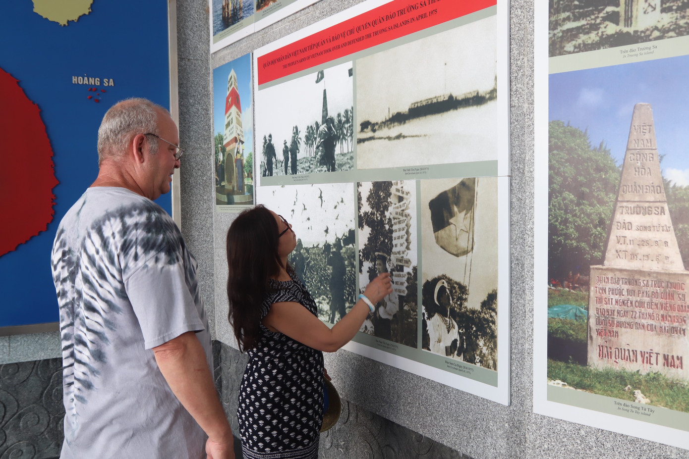 Ngắm nhìn những tư liệu và kỉ vật được trưng bày, ông Jeff Galle (du khách đến từ Mỹ) chia sẻ: “Trong chuyến du lịch của mình, tôi có tìm hiểu và đến thăm Khu tưởng niệm Chiến sĩ Gạc Ma. Tôi đã đọc nhiều tư liệu về Việt Nam và khi đến đây, tôi cảm nhận được sự kiên cường, dũng cảm của người dân Việt Nam. Tôi rất thích con người tuyệt vời và những điều đẹp đẽ tại Việt Nam. Tôi sẽ tận hưởng khoảng thời gian du lịch tại đất nước này”.