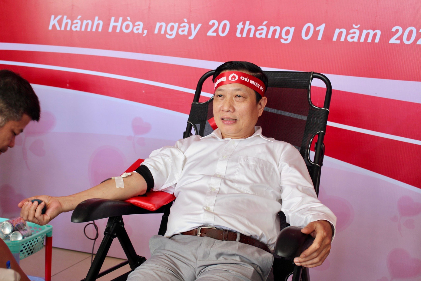 Ông Hà Quốc Trị - Phó Bí thư Tỉnh ủy Khánh Hòa trực tiếp tham gia hiến máu, cùng lan tỏa thông điệp “Hiến máu cứu người – Sinh mệnh của bạn và tôi”. Ông Hà Quốc Trị - Phó Bí thư Tỉnh ủy Khánh Hòa trực tiếp tham gia hiến máu, cùng lan tỏa thông điệp “Hiến máu cứu người – Sinh mệnh của bạn và tôi”.