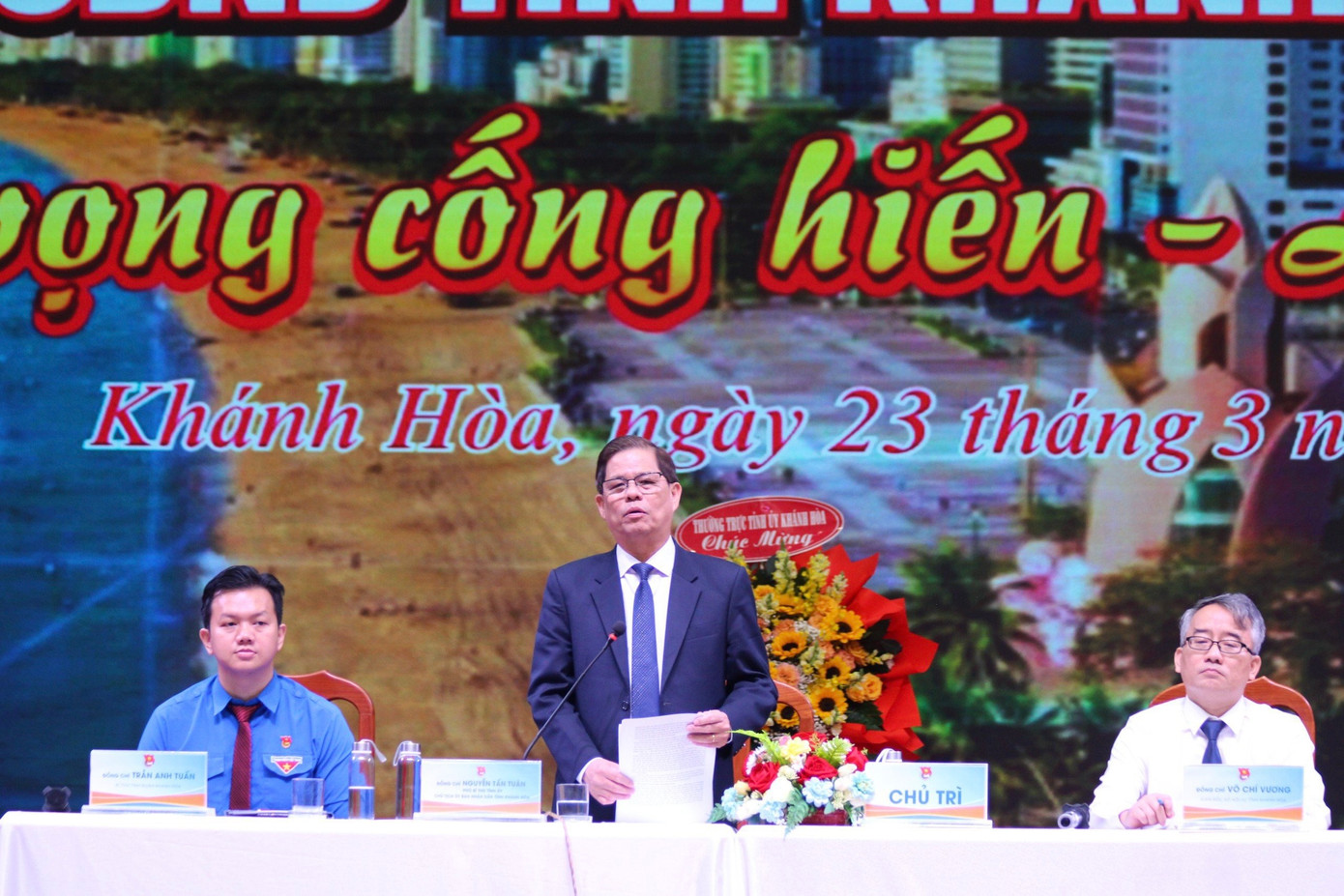 Ông Nguyễn Tấn Tuân - Chủ tịch UBND tỉnh Khánh Hòa chủ trì đối thoại với thanh niên. Ông Nguyễn Tấn Tuân - Chủ tịch UBND tỉnh Khánh Hòa chủ trì đối thoại với thanh niên.