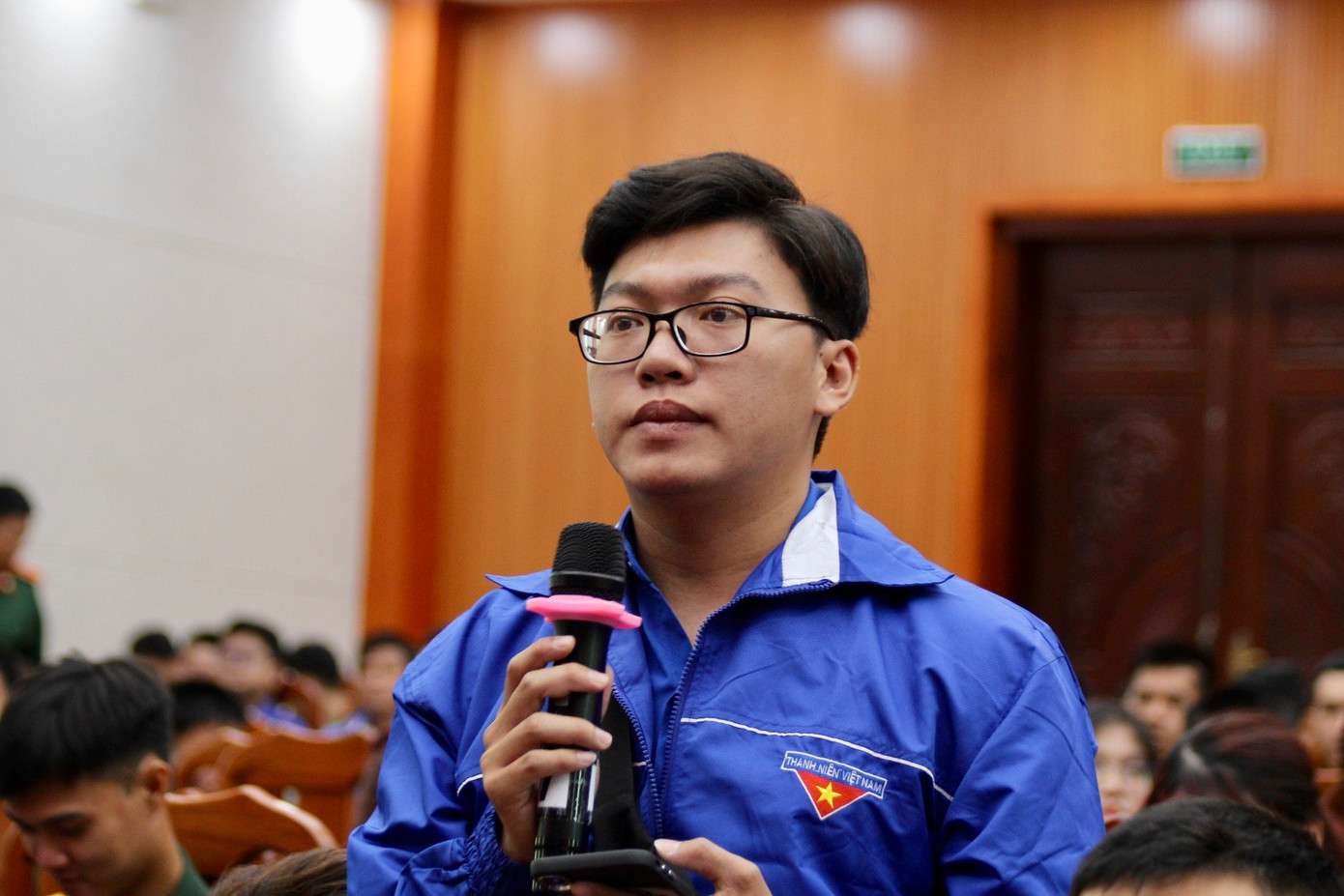 Phan Nguyễn Nhật Học (Đoàn trường Cao đẳng Kỹ thuật công nghệ Nha Trang) đặt câu hỏi về chính sách thu hút nhân tài trong lĩnh vực trí tuệ nhân tạo tại tỉnh Khánh Hòa. Phan Nguyễn Nhật Học (Đoàn trường Cao đẳng Kỹ thuật công nghệ Nha Trang) đặt câu hỏi về chính sách thu hút nhân tài trong lĩnh vực trí tuệ nhân tạo tại tỉnh Khánh Hòa.