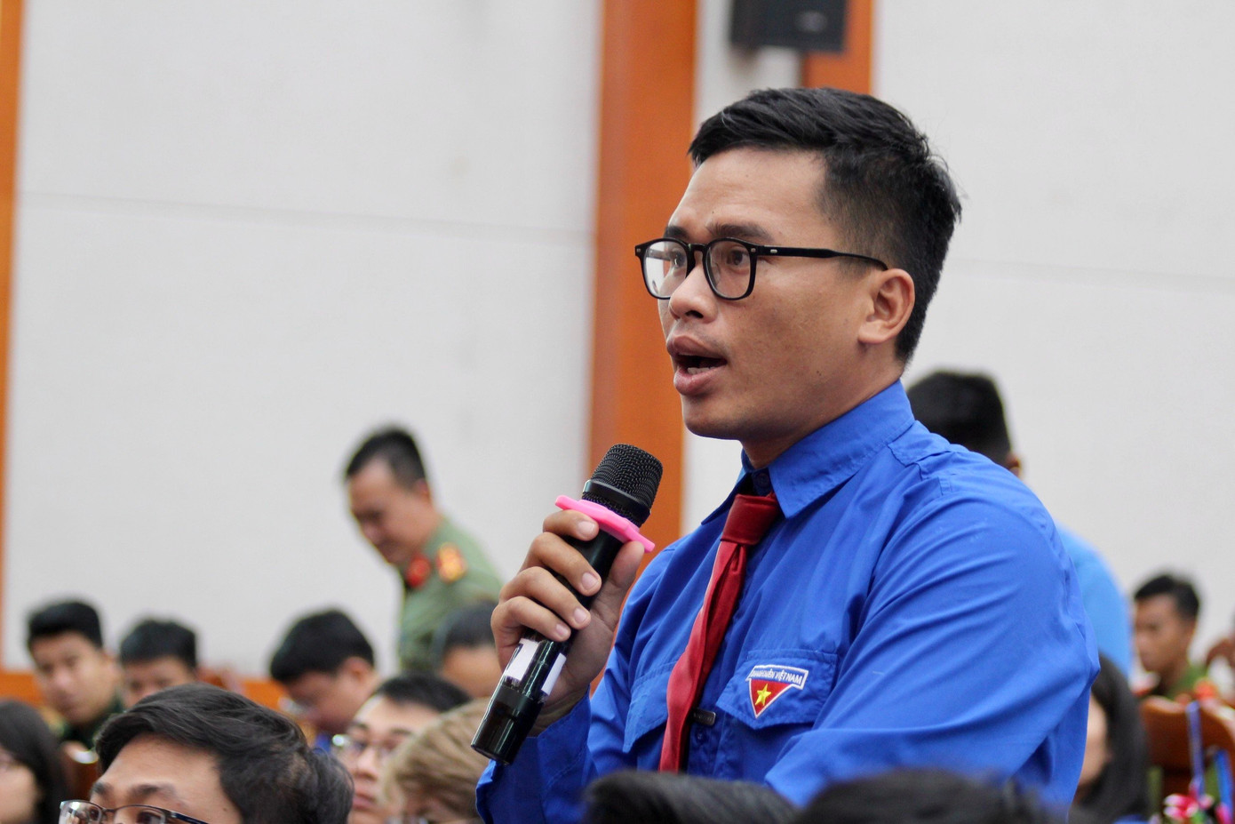 Các đoàn viên, thanh niên đối thoại, đưa ra các câu hỏi cho lãnh đạo tỉnh. Các đoàn viên, thanh niên đối thoại, đưa ra các câu hỏi cho lãnh đạo tỉnh.