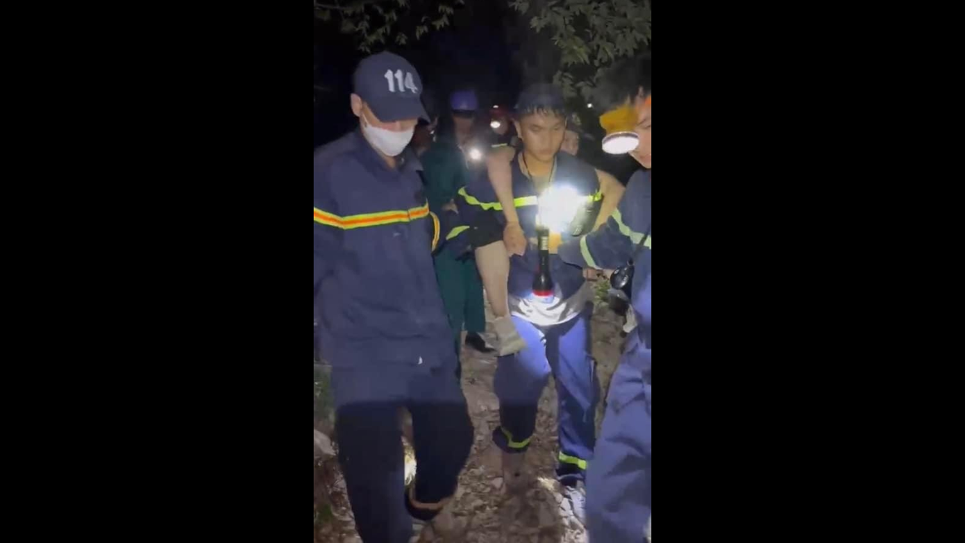 Giải cứu 2 du khách bị mắc kẹt trên núi Cô Tiên trong đêm tối. (Ảnh: MXH) Giải cứu 2 du khách bị mắc kẹt trên núi Cô Tiên trong đêm tối. (Ảnh: MXH)