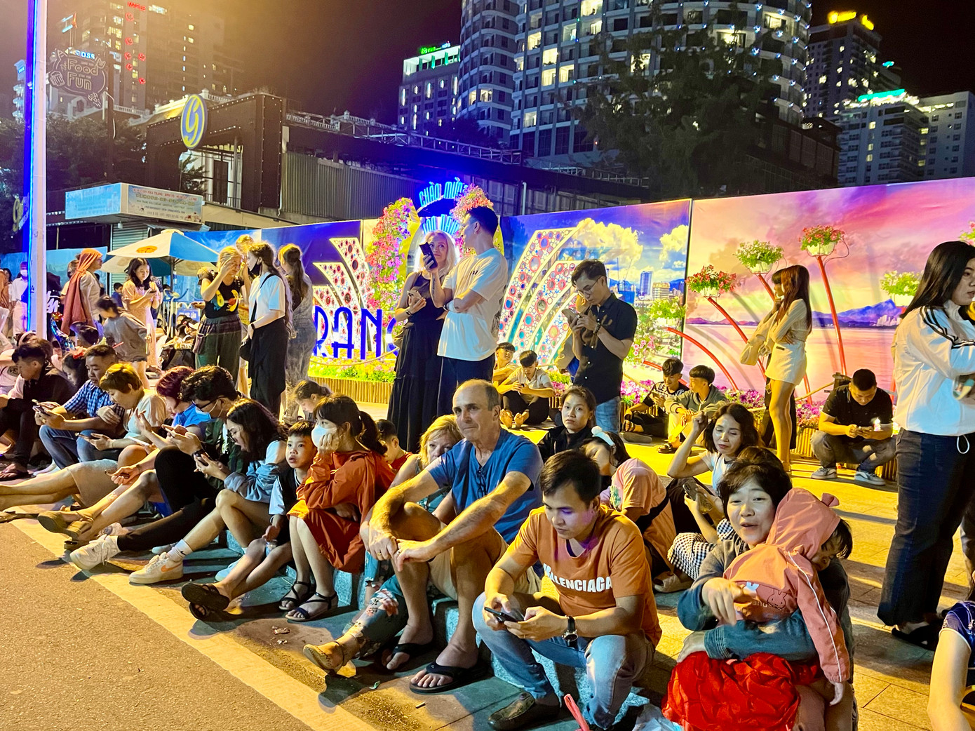 Theo ghi nhận của PV lúc 23h30, hàng ngàn người dân và du khách đã đổ về Quảng trường 2/4 (TP Nha Trang, tỉnh Khánh Hòa) để xem bắn pháo hoa, đón giao thừa Tết Giáp Thìn. Theo ghi nhận của PV lúc 23h30, hàng ngàn người dân và du khách đã đổ về Quảng trường 2/4 (TP Nha Trang, tỉnh Khánh Hòa) để xem bắn pháo hoa, đón giao thừa Tết Giáp Thìn.