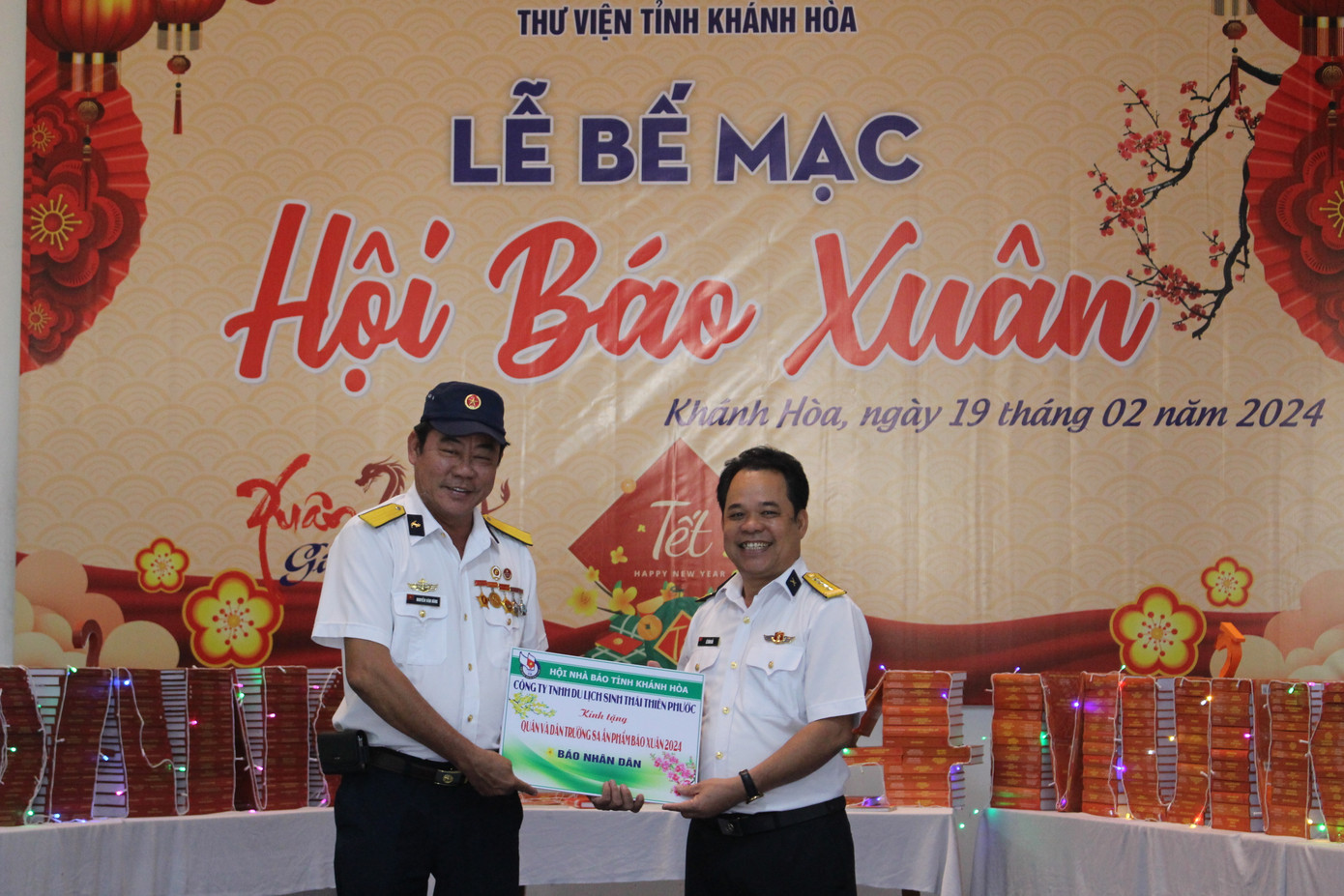 Các đơn vị trao tặng tượng trưng ấn phẩm báo Xuân cho đại diện quân và dân huyện Trường Sa. Các đơn vị trao tặng tượng trưng ấn phẩm báo Xuân cho đại diện quân và dân huyện Trường Sa.