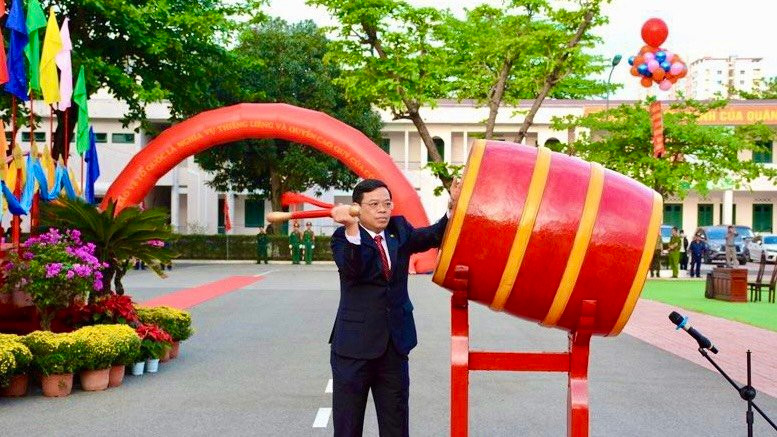 Ông Nguyễn Sỹ Khánh - Chủ tịch UBND TP Nha Trang đánh trống mở hội giao quân.