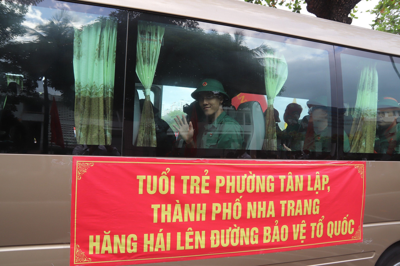 Vẫy tay chào người thân để lên đường. Ai nấy đều tỏ rõ quyết tâm và háo hức chờ đợi để thực hiện nghĩa vụ thiêng liêng của tuổi trẻ đối với Tổ quốc.