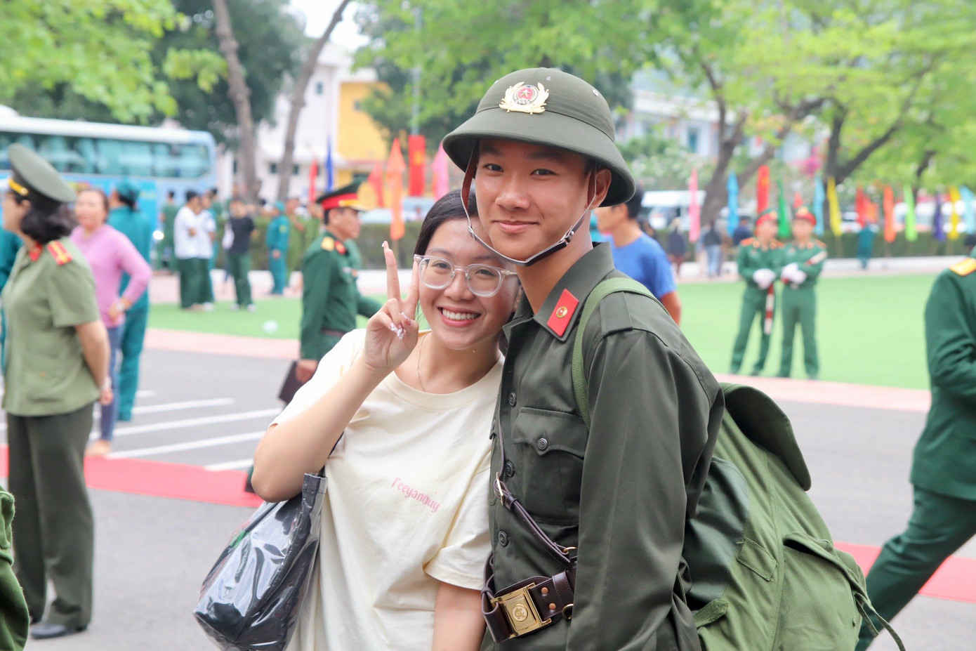 Chụp ảnh kỉ niệm trước giờ lên đường.