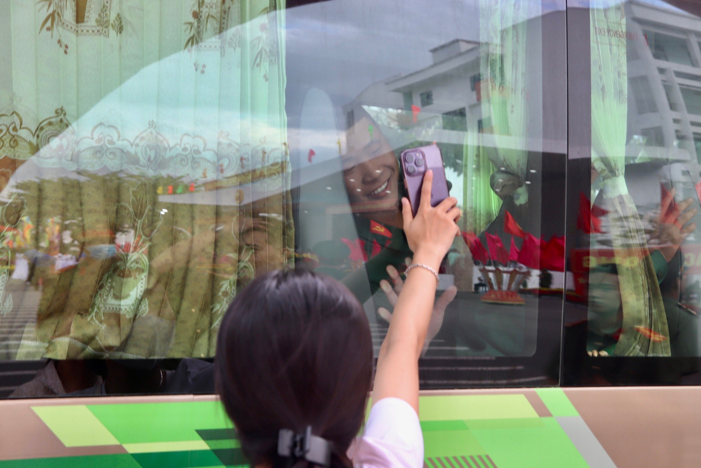 Trước lúc xe lăn bánh, nhiều thanh niên vui mừng, háo hức, quyến luyến chia tay người thân.