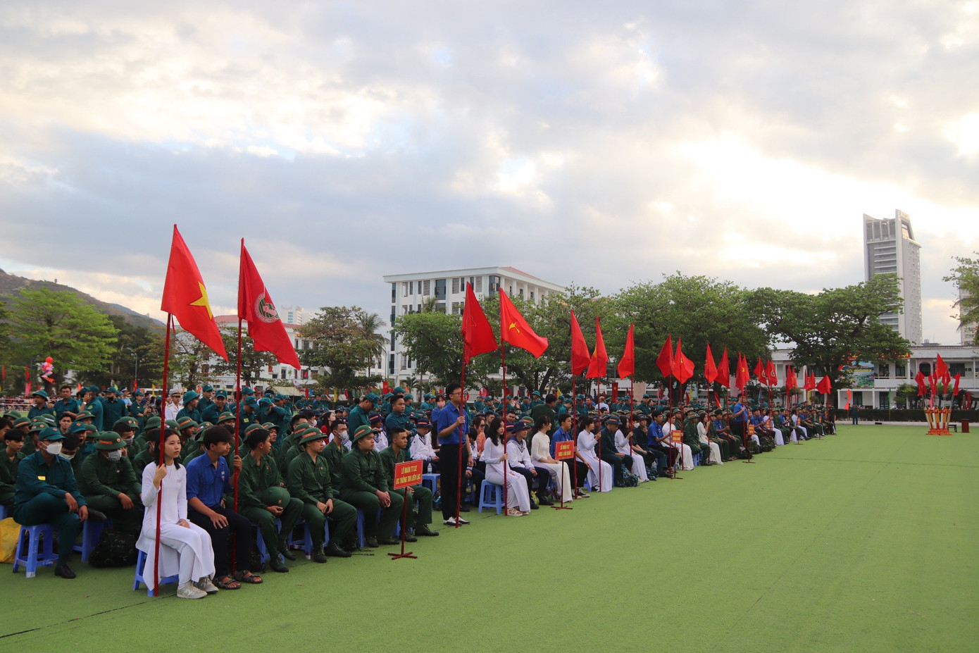 Sáng 25/2, các địa phương trên địa bàn tỉnh Khánh Hòa đồng loạt tổ chức lễ giao nhận quân năm 2024. Năm nay, tỉnh Khánh Hòa có 2.214 thanh niên nhập ngũ, trong đó 1.910 thanh niên tham gia thực hiện nghĩa vụ quân đội và 304 thanh niên tham gia thực hiện nghĩa vụ công an nhân dân. Đặc biệt năm nay có 10 nữ tân binh tham gia thực hiện nghĩa vụ quân đội.