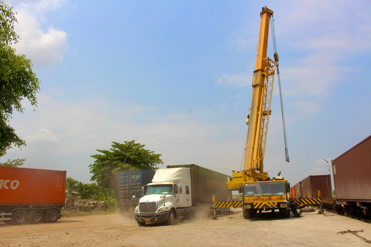 Ngày 21/4, theo ghi nhận của PV Tiền Phong tại ga Hòa Huỳnh (thị xã Ninh Hòa, tỉnh Khánh Hòa), các công nhân, tài xế vẫn căng mình dưới nắng nóng để trung chuyển hàng hóa do sự cố sạt lở tại hầm Bãi Gió.