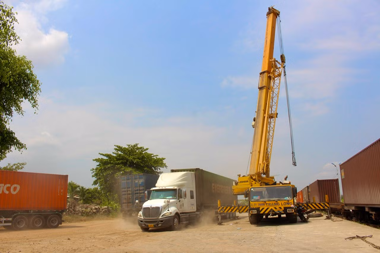 Ngày 21/4, theo ghi nhận của PV Tiền Phong tại ga Hòa Huỳnh (thị xã Ninh Hòa, tỉnh Khánh Hòa), các công nhân, tài xế vẫn căng mình dưới nắng nóng để trung chuyển hàng hóa do sự cố sạt lở tại hầm Bãi Gió.