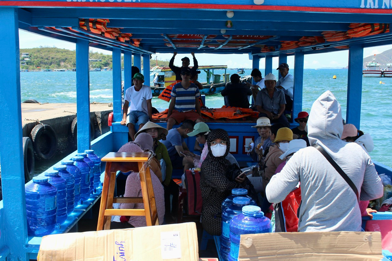 Những chuyến tàu dân sinh vốn chỉ chở người và hàng hóa nay còn có sự xuất hiện của những bình nước sạch đầy nghĩa tình. Những chuyến tàu dân sinh vốn chỉ chở người và hàng hóa nay còn có sự xuất hiện của những bình nước sạch đầy nghĩa tình.
