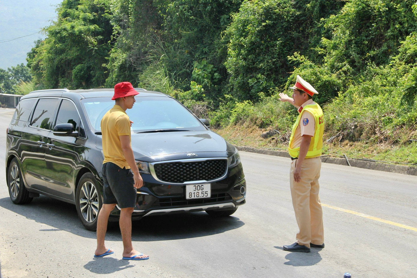 Lực lượng cảnh sát giao thông phân luồng, điều tiết xe trên Đèo Cả. Lực lượng cảnh sát giao thông phân luồng, điều tiết xe trên Đèo Cả.