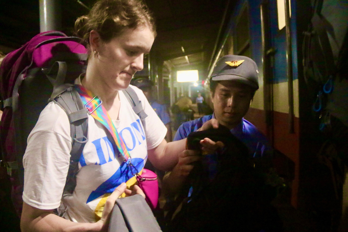 Một số hành khách nước ngoài khá bất ngờ khi gặp sự cố này.