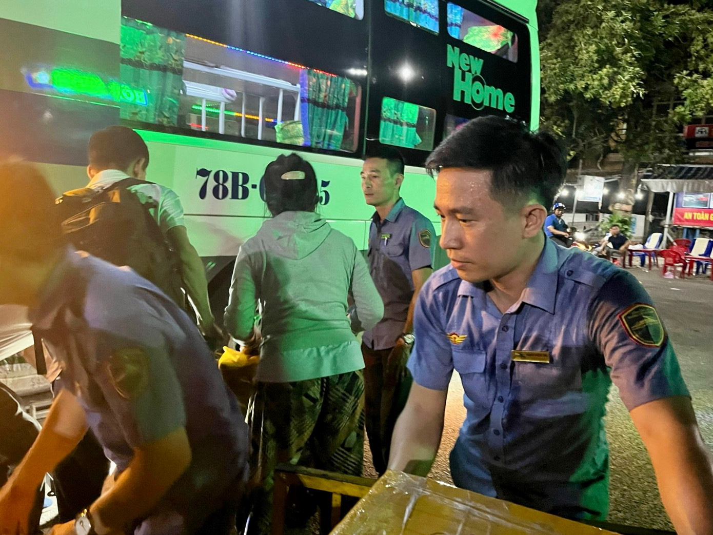 Khuya 13/4, hàng chục cán bộ, công nhân đường sắt của ga Tuy Hòa vẫn miệt mài tiếp nhận, hỗ trợ trung chuyển hành khách giữa hai ga Tuy Hòa (tỉnh Phú Yên) và Giã (huyện Vạn Ninh, tỉnh Khánh Hòa) sau sự cố sạt lở nghiêm trọng tại hầm Bãi Gió.