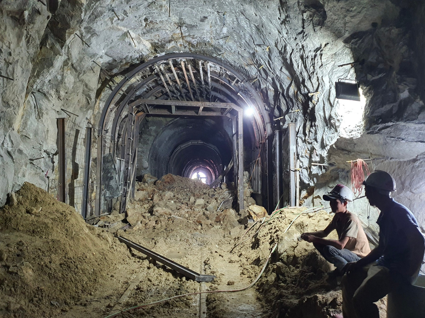 Việc tổ chức, phân luồng giao thông nhằm tạo điều kiện cho các lực lượng chức năng khắc phục sự cố tại hầm Bãi Gió. Việc tổ chức, phân luồng giao thông nhằm tạo điều kiện cho các lực lượng chức năng khắc phục sự cố tại hầm Bãi Gió.