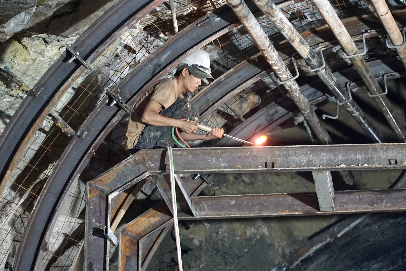 Tại hầm Bãi Gió, đến sáng 14/4, các công nhân vẫn đang khẩn trương thi công gia cố, dọn dẹp đống đất, đá sạt lở. Ông Lê Quang Vinh - Giám đốc Chi nhánh Khai thác đường sắt Phú Khánh, cho biết: Với tình hình sạt lở nghiêm trọng như hiện nay, đơn vị vẫn chưa biết chính xác thời gian để thông tuyến.