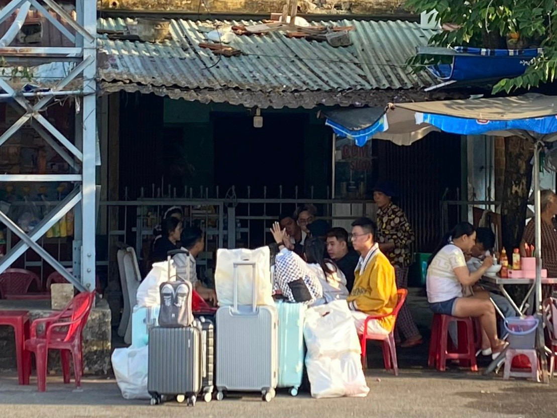 Nhiều người lựa chọn hàng quán quanh ga để nghỉ ngơi chờ được trung chuyển.