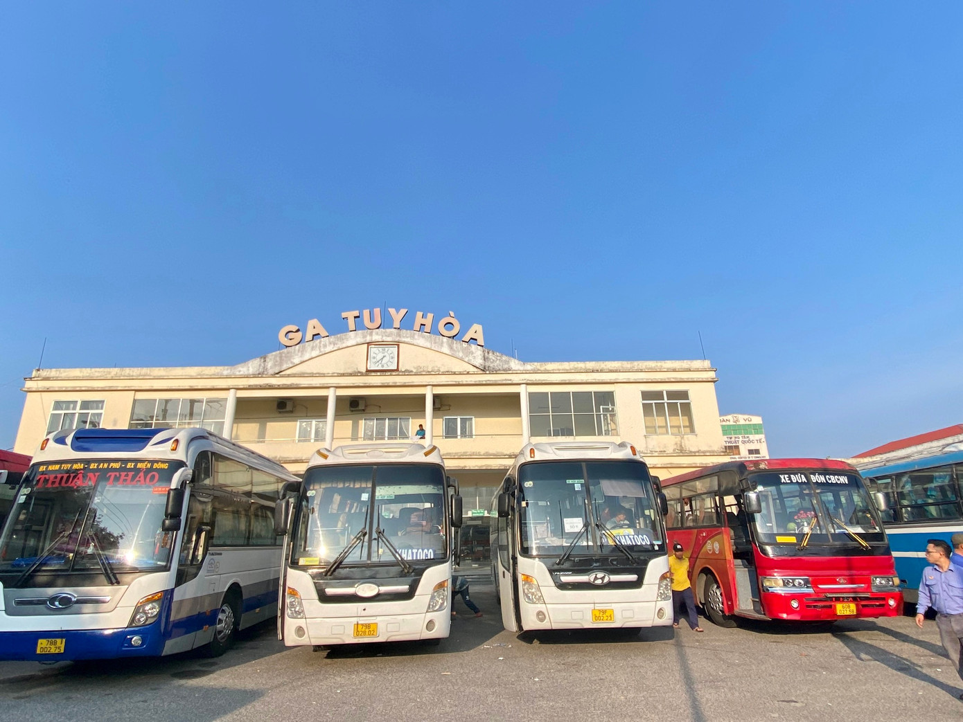 Các xe khách được điều động đến ga Tuy Hòa và ga Giã để hỗ trợ trung chuyển hành khách trong thời gian sớm nhất.