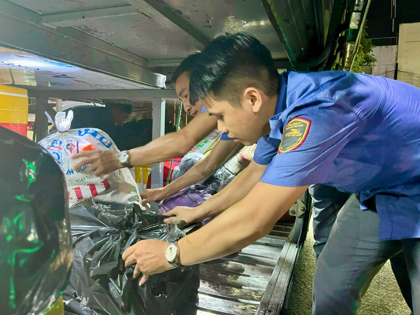 “Dù khối lượng công việc lớn, phải tập trung cao độ, nhưng tôi và đồng nghiệp luôn động viên nhau phải cố gắng để hành khách không thấy khó chịu và thông cảm khi ngành đường sắt gặp sự cố”, anh Nguyễn Thanh Nam (nhân viên của đoàn tiếp viên đường sắt Phương Nam) chia sẻ.