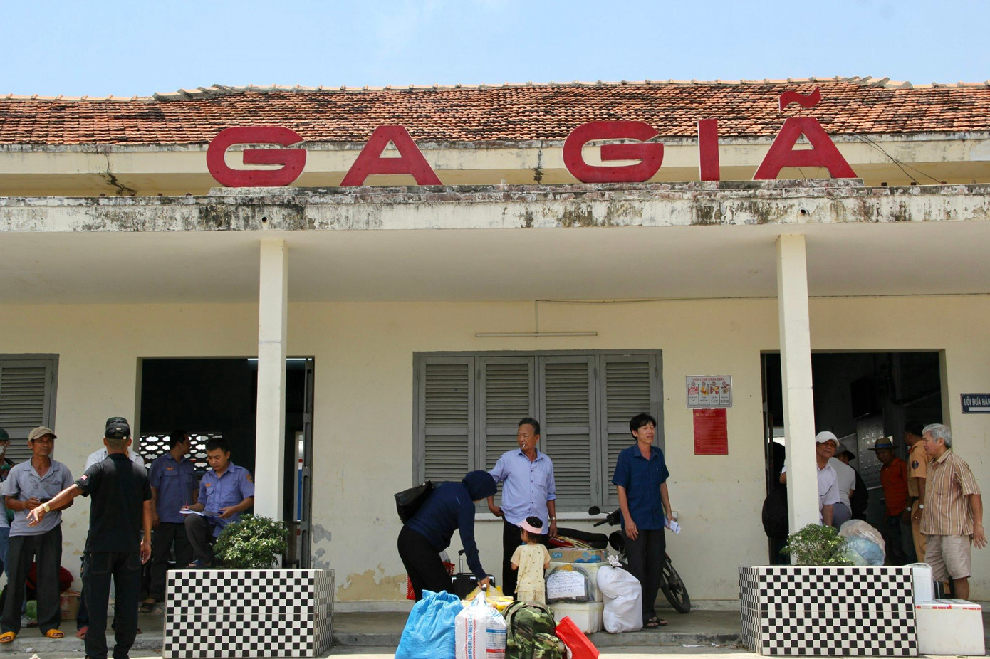 Vụ sạt lở hầm Bãi Gió khiến việc di chuyển bị gián đoạn. Nhiều người phải chờ đợi vài tiếng trong đêm để được trung chuyển từ ga Tuy Hòa đến ga Giã.