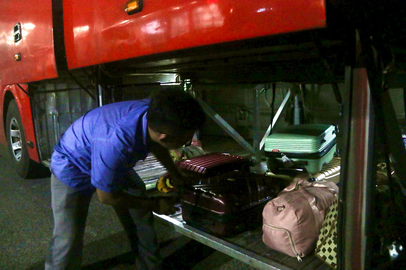 Theo chia sẻ của các nhân viên đường sắt, họ đã có 2 đêm thức trắng để làm nhiệm vụ. Ai nấy cũng ướt đẫm mồ hôi và lộ rõ vẻ mệt mỏi nhưng vẫn nhiệt tình hỗ trợ hành khách trung chuyển.