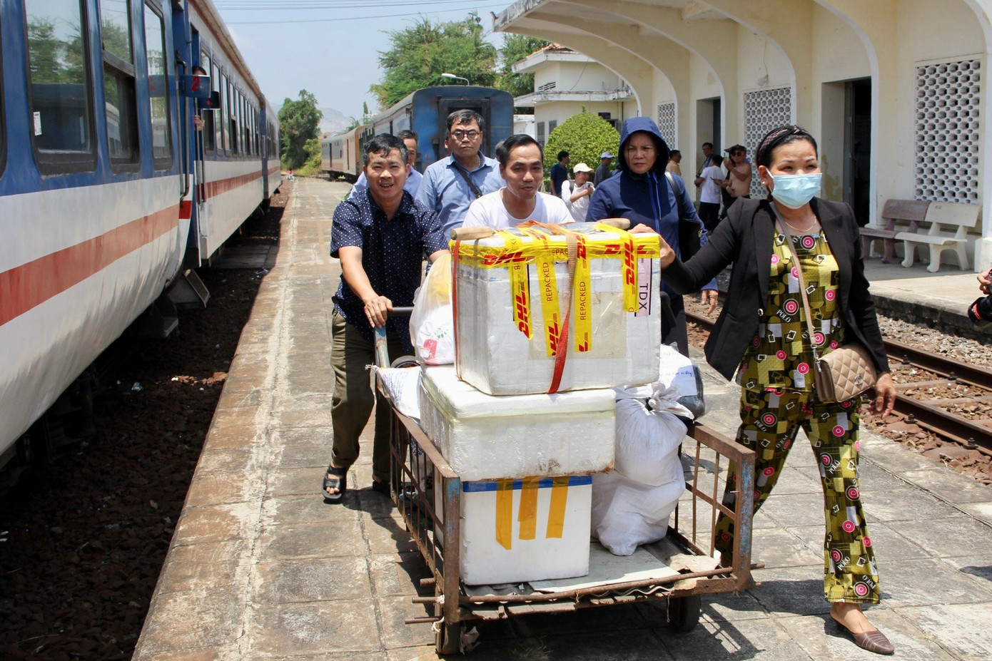 Hàng ngàn hành khách phải trung chuyển bằng xe ô tô vì tuyến đường sắt Bắc - Nam bị ách tắc.