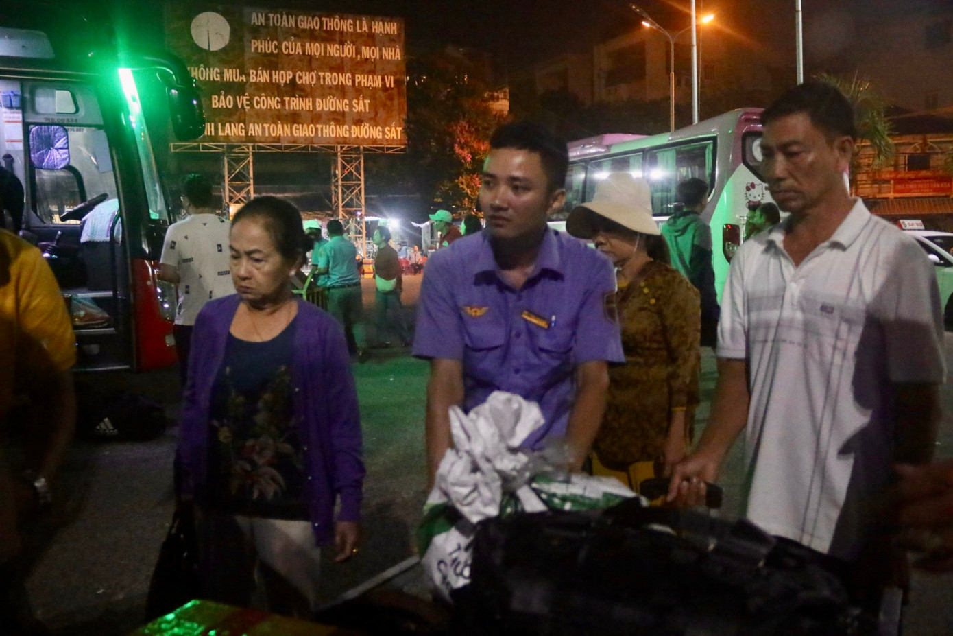 Nhiều hành khách tỏ ra mệt mỏi vì phải chờ đợi lâu và lỉnh kỉnh đồ đạc khi trung chuyển.